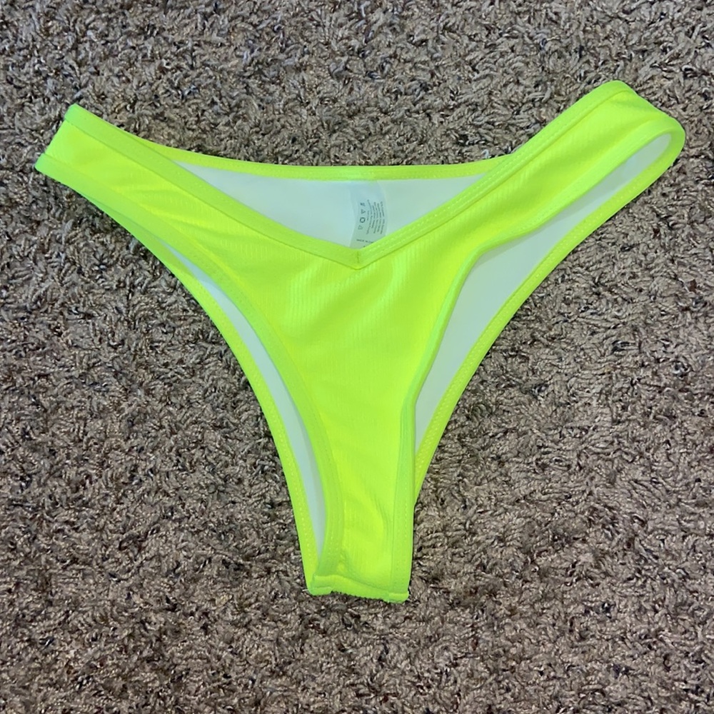 Bikini - Picture 3 of 6